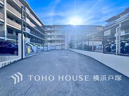 敷地内に駐車スペースがあると日々の暮らしをスムーズに運ぶ事が出来ます。（空き状況はお問合せ下さい）