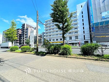 【Frontal road】広々とした前面道路が、陽光と開放感あふれる街並みを彩ります。