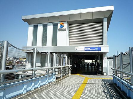 相鉄線西横浜駅まで約270m。横浜駅までは2駅約4分。駅周辺には昔ながらの活気ある商店街がいくつかあります。