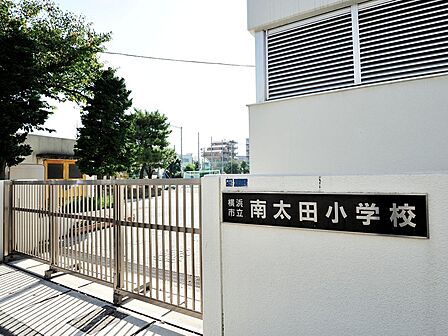 緑豊かな大岡川近くに位置する歴史ある公立小学校。のびのびとした環境の中で子どもたちの自主性と思いやりの心を育み、地域や保護者の温かい絆のもとで成長を見守っています。