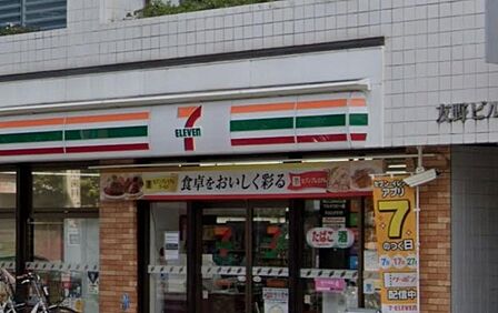 南太田駅前からアクセスしやすい便利なコンビニ。人気のお弁当や惣菜、セブンカフェが常に安定して揃っており、通勤・通学途中のクイックな用足しに大活躍しています。