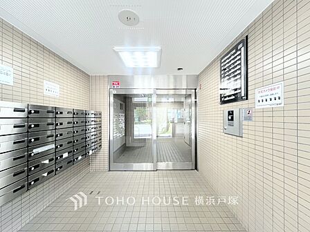 【Entrance】足を踏み入れると静穏な時間が流れるエントランスホール。心やすらぐ憩いのスペース。ゆったりと寛ぎながら、思い思いの時間を過ごせる空間です。