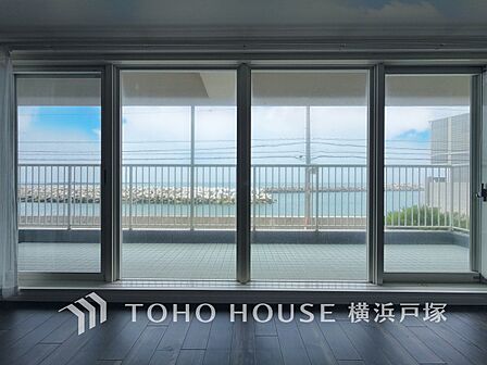【Living room】海を望むリビングダイニングで、開放感のある心地よいひとときを。窓の向こうに広がる景色を眺めながら、家族との団らんやくつろぎの時間を楽しめます。