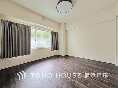 【Room】大きな窓からたっぷりと陽光が注がれる明るい空間。家族の成長に対応できる永住仕様の間取り。時を忘れて過ごす場所として過ごせるお部屋。
