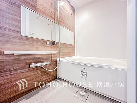 【Bathroom】1日の疲れを取り心身を癒すことができる住まいの中のリラクゼーション空間、リラックスできるよう優しいカラーをチョイスしました。時を忘れるほどのんびりできる空間に。