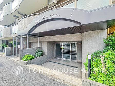 【Entrance】上品で清潔感があるエントランスは住人やゲストを迎え入れ、そして送り出す場にふさわしい空間です。プライベート感が高まるシックな装いのエントランス。
