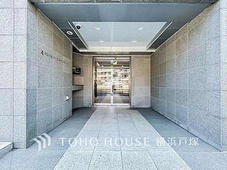 【Entrance】上品で清潔感があるエントランスは住人やゲストを迎え入れ、そして送り出す場にふさわしい空間です。プライベート感が高まるシックな装いのエントランス。