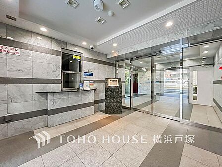 【Entrance】足を踏み入れると静穏な時間が流れるエントランスホール。心やすらぐ憩いのスペース。ゆったりと寛ぎながら、思い思いの時間を過ごせる空間です。