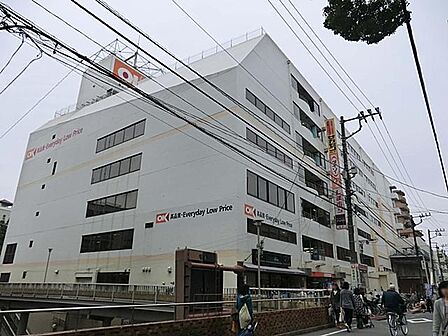 オーケー藤沢店まで約190m。食品や日用品を幅広く取り扱うスーパーマーケット。毎日の食卓に必要なものを揃えやすく、日常のお買い物に便利な店舗です。