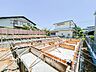 外観：現在は敷地の形状や周辺の建物との距離感などを確認しやすく、住まいの完成後の暮らしをイメージしながらご覧いただけます。(2026.7)