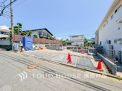 外観:季節感を演出する多彩な樹木と豊かな彩りが重なり、四季折々の変化を楽しめる心地よい場所となりそうなロケーションです。時間の経過と共に味わいが出る素敵な時間を楽しんでください。(2026.7) 外観:季節感を演出する多彩な樹木と豊かな彩りが重なり、四季折々の変化を楽しめる心地よい場所となりそうなロケーションです。時間の経過と共に味わいが出る素敵な時間を楽しんでください。(2026.7)