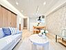 室内：【Living room】明るく開放的な空間が広がるLDK。室内には豊かな陽光が注ぎ込み、爽やかな住空間を演出。ホームパーティーでもゲストと一緒に料理を楽しみながら楽しい時間を過ごせそう。