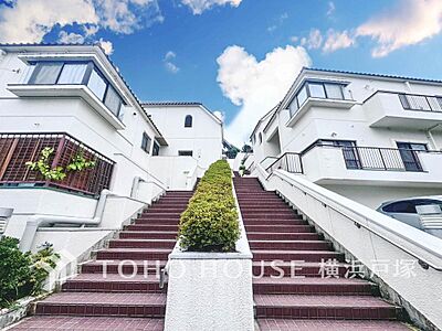 外観:【Appearance】単に見た目や質感の良さだけではなく、建物の基礎や構造といった、目には見えにくい部分にもこだわります。住まいの本質の部分から、住み心地や安全性を見つめ直しました。 外観:【Appearance】単に見た目や質感の良さだけではなく、建物の基礎や構造といった、目には見えにくい部分にもこだわります。住まいの本質の部分から、住み心地や安全性を見つめ直しました。