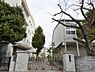 周辺：緑豊かな高台の住宅街に位置する公立中学校。文武両道を掲げて学力向上と部活動の活性化に注力し、生徒の主体性を尊重しながら地域社会と連携して心豊かな青年を育んでいます。