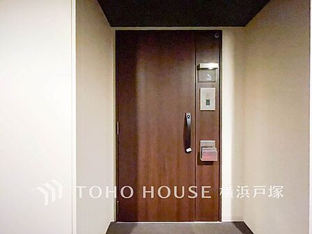 【Entrance】居住者の帰り、訪れる方を優しく迎え、やすらぎに満ちた生活空間を予感させる。健やかな暮らしを楽しめそう。
