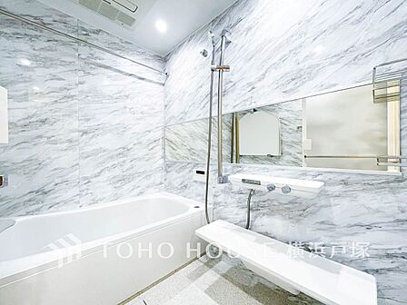 【Bathroom】1日の疲れを取り心身を癒すことができる住まいの中のリラクゼーション空間、リラックスできるよう優しいカラーをチョイスしました。時を忘れるほどのんびりできる空間に。