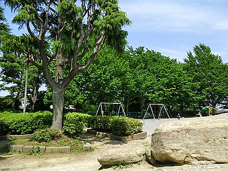 丘の上にある奇岩の並ぶ公園で見晴らしが良く、本牧沖から房総半島の山々にいたるまで眺めることができます。
