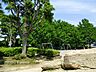 周辺：丘の上にある奇岩の並ぶ公園で見晴らしが良く、本牧沖から房総半島の山々にいたるまで眺めることができます。