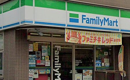 船越エリアの主要道路沿いに位置する使い勝手の良いコンビニ。人気のお弁当やファミマカフェが揃い、広めの駐車場完備で車での利用やクイックな買出しに重宝します。