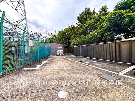安心・便利なバイク置き場。専用スペースで大切なバイクを守り、快適な移動をサポートする理想的な場所。