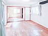 リビング/ダイニング：「Living room」一日の中で多くの時間を過ごすことになる住まいだからこそ、いつも穏やかな空間であるように心掛けています。構成する建材などへの配慮が、住まう方の健康を守ります。