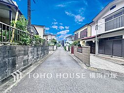 緑に縁取られた車通りの少ない道路が叶える穏やかで安心な暮らし