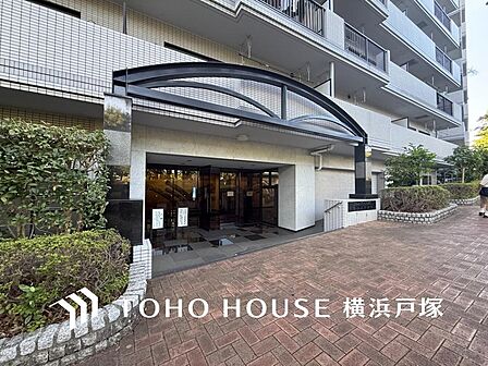【Entrance】上質な第一印象を演出するエントランス。洗練されたデザインと心地よい空間が、訪れる人を温かく迎えます。