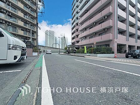 【Frontal road】周辺環境とのコラボレーションにより明るく開放的な空間を演出しております。