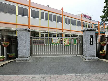 海老名幼稚園まで約1000ｍ。「みんなで遊ぼう！なかよく、たのしく、げんきよく」をモットーに、遊びを通じた心身の育成と個性を尊重する教育を行っています。
