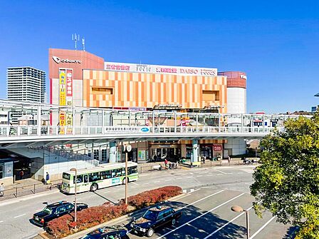 ビナウォークまで約950m。海老名駅前に広がる大型商業施設。多彩なショップや飲食店、映画館などが集まり、日々の買い物や休日のお出かけに便利な施設です。