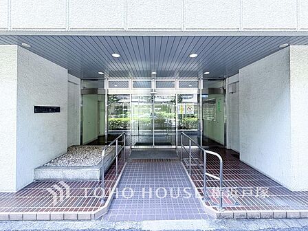 【Entrance】家族やゲストをやさしく迎える玄関。シンプルな中にセンスが光る、印象的なエントランス空間。