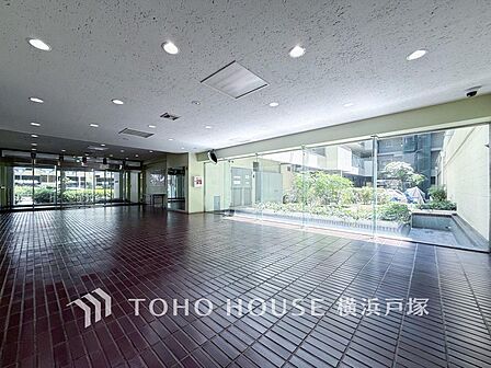 【Entrance】足を踏み入れると静穏な時間が流れるエントランスホール。心やすらぐ憩いのスペース。ゆったりと寛ぎながら、思い思いの時間を過ごせる空間です。