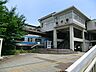 周辺：根岸線磯子駅まで約400m。横浜へ約16分。本数は少ないですが、磯子駅始発の電車もあるので、座って都心へ通勤することも可能です。