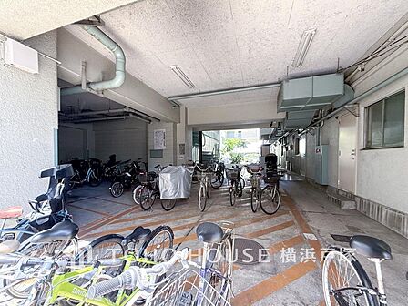 【Cycle lot】整理整頓された清潔感ある駐輪場。自転車を快適に収納でき、日常の移動をもっと便利にサポートします。