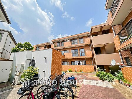 【Cycle lot】整理整頓された清潔感ある駐輪場。自転車を快適に収納でき、日常の移動をもっと便利にサポートします。