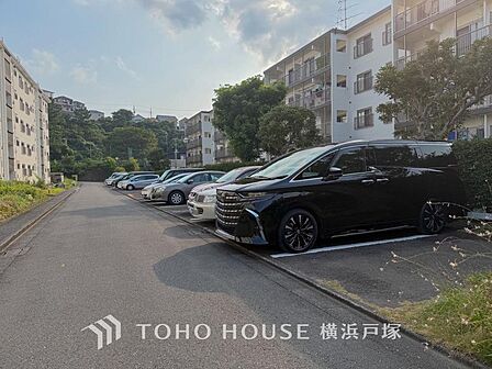ゆったりとした駐車スペースを確保いたしましたので、大きめのお車でも駐車可能です。空き状況は随時ご確認ください