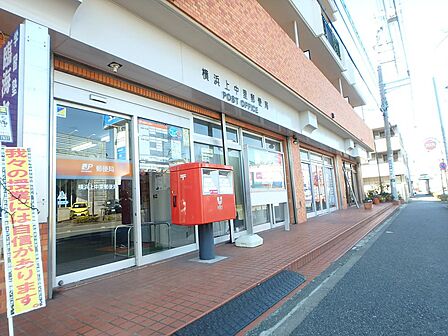 郵便物や荷物の引受・配達、切手やはがきの販売などを行う施設です。ゆうちょ銀行の貯金や送金、保険の手続きなどにも対応しており、地域の暮らしを支える身近な公共サービスの拠点となっています。