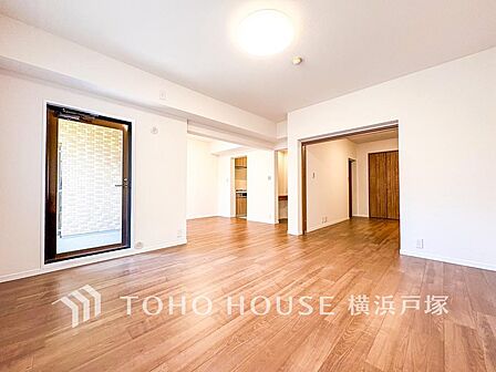 【Living room】ここにはみんなが集い、食事と楽しい会話が始まる。話に夢中になりすぎて、ついつい時を忘れてしまう。