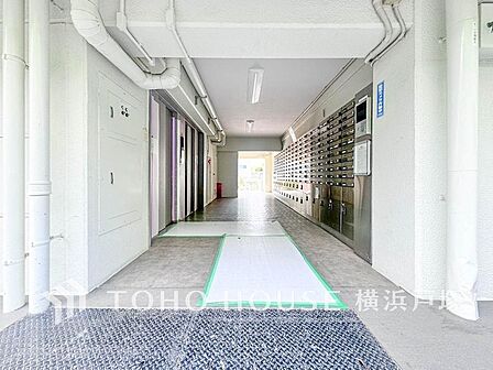 【Entrance】家族やゲストをやさしく迎える玄関。シンプルな中にセンスが光る、印象的なエントランス空間。