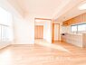 リビング/ダイニング：【Living room】家族みんなが爽やかに健やかに過ごせるように、溢れる光をたっぷり取り込んだリビングダイニング。集いの場、憩いの場としての快適性を求めたやすらぎの空間です。