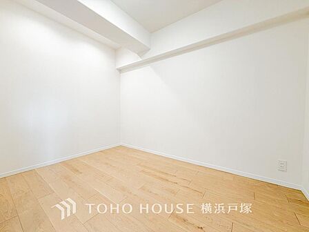 「Room」大きな窓からは快適な光を取り入れ、通気性能を上げる事で居心地の良い空間を演出します。多くの時間を過ごす住まいだからこそ、いつも快適な場所であるように心掛けています。