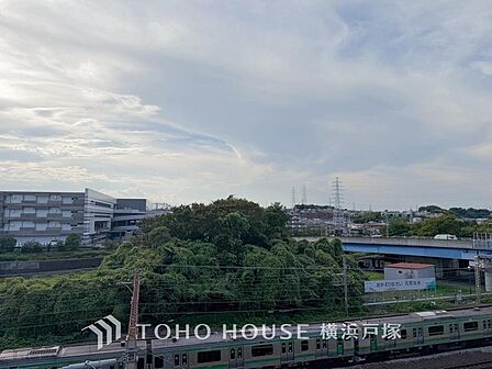 「View」この開放感ある眺望と共に閑静な住宅街の季節感を演出する四季折々の変化を楽しめる心地よい場所となることでしょう。