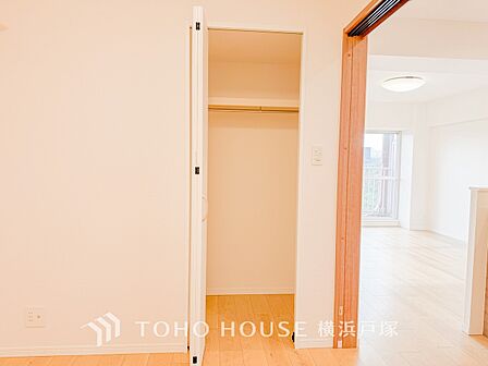 【Storage】整理整頓がしやすい収納スペース。日常の必需品をすっきり収納し、部屋を広く保つ機能的な設計。