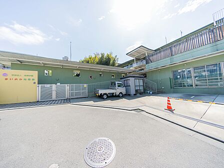 舞岡幼稚園まで約190m。自由な遊びの中から子ども達の成長を援助する教育方針。3台のバスで通園をサポート。