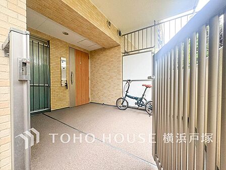 【Entrance】お客様をお迎えする玄関は落ち着いた雰囲気。帰り着くたびに洗練されたテイストの空間に迎えられる玄関です