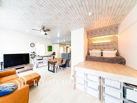 【Living room】広々としたリビングダイニングは、シックでモダンな内装。落ち着いた雰囲気に包まれて、伸びやかな空間の中で、ゆったりと家族団らんのひとときを過ごせます。