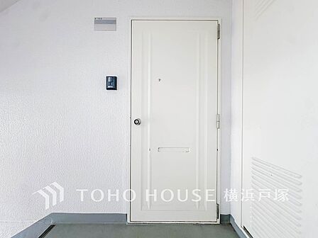【Entrance】居住者の帰り、訪れる方を優しく迎え、やすらぎに満ちた生活空間を予感させる。健やかな暮らしを楽しめそう。
