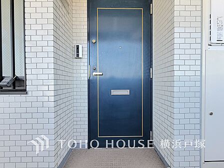 【Entrance】シンプルながらも洗練された印象の玄関スペース。住まいの入口としてさりげない上質感を感じられる空間です