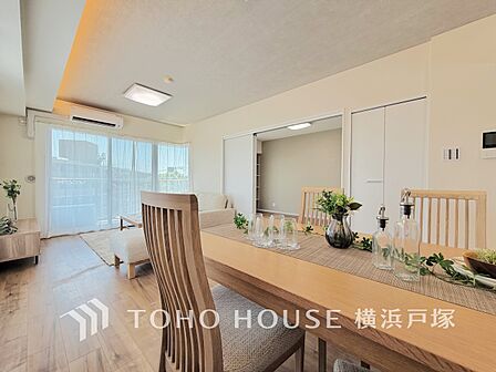 【Living room】ここにはみんなが集い、食事と楽しい会話が始まる。話に夢中になりすぎて、ついつい時を忘れてしまう。そんな束の間の幸せを感じさせてくれる場所。