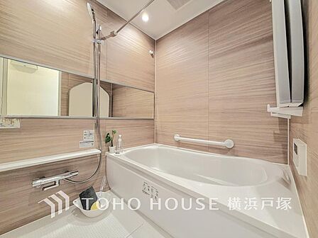【Bathroom】掃除のしやすさ・収納の便利さなど、おふろを使う人、お手入れする人、みんなにとっての「しあわせ性能」を追求したバスルームを採用いたしました。